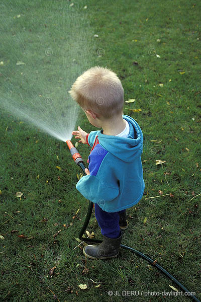 petit garon et tuyau d'arrosage - little boy and hosepipe